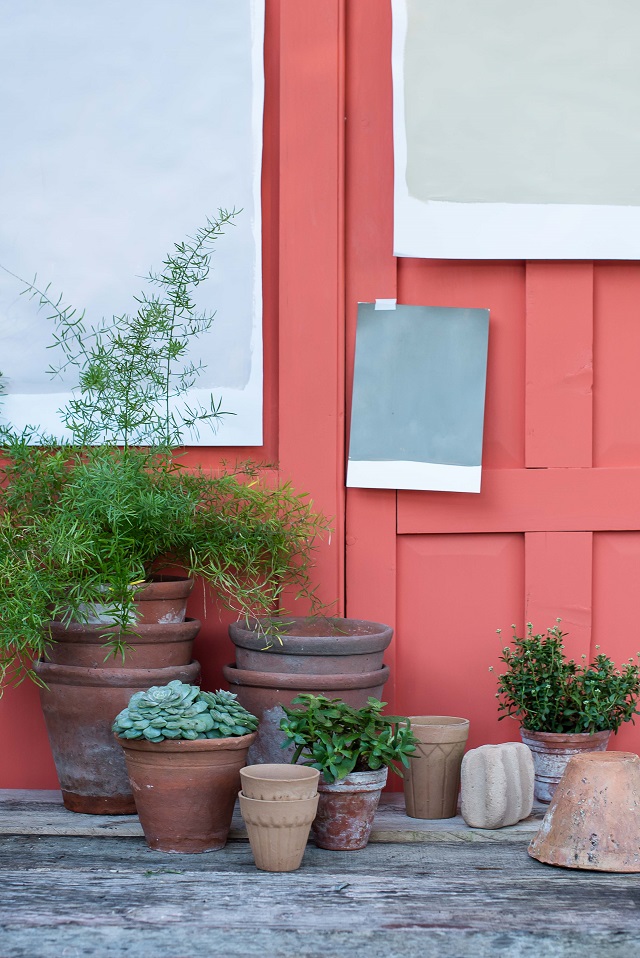 Painting a summerhouse