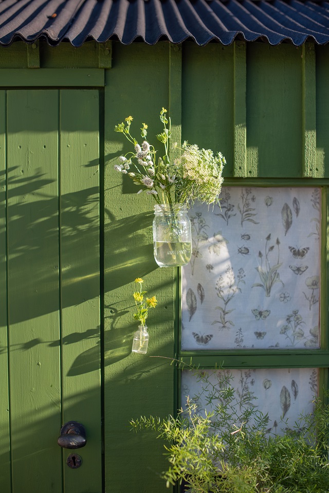 Painting a summerhouse